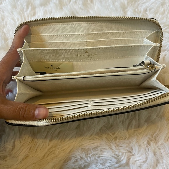 Kate Spade Wallet & Shoulder Bag
Perfect size for all the things 😁 - Picture 7 of 8